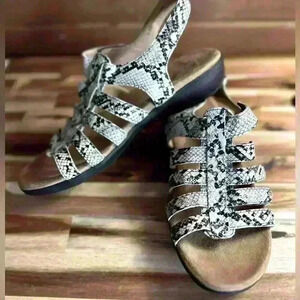 Tiki Slingback  women’s trotter snake skin sandals size 9.5. EUC